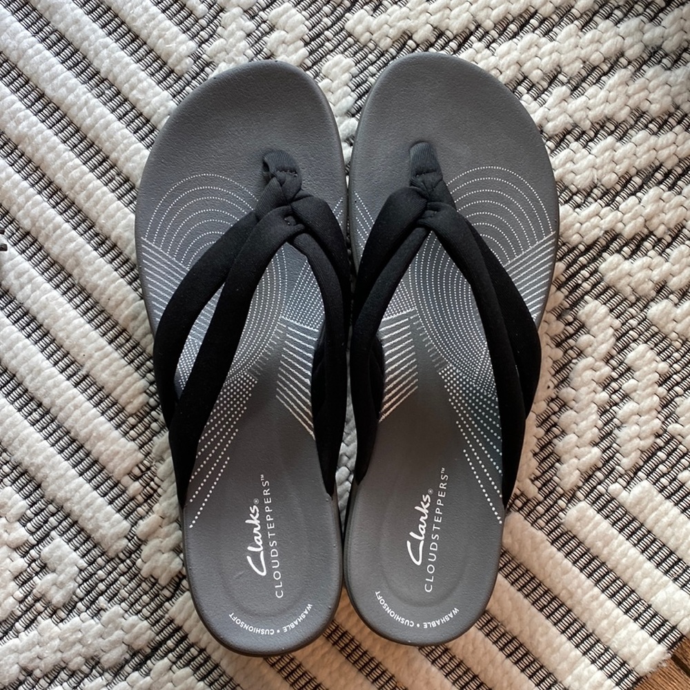 Like new gray and black Clarks Cloudsteppers thong sandals